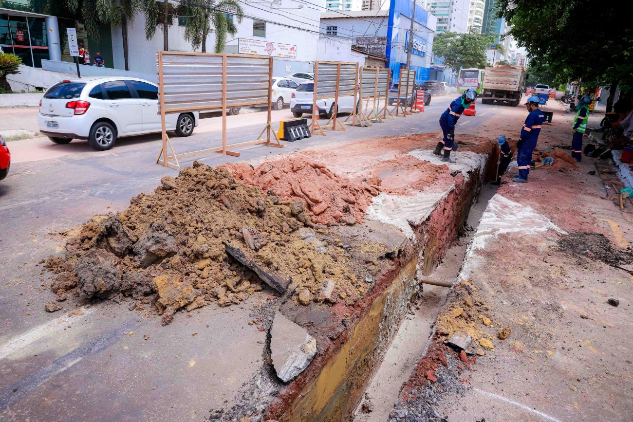 Trânsito na Rua Municipalidade, em Belém, tem trecho alterado para avanço de obra de saneamento