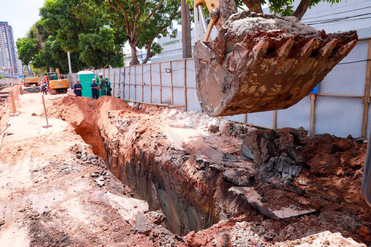 Trecho da Avenida Pedro Álvares Cabral é interditado para o avanço de obras de saneamento