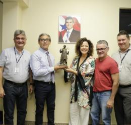 Secult entrega à Sedop a miniatura da imagem de São Benedito vencedora do concurso 'São Benedito de Arte Popular'